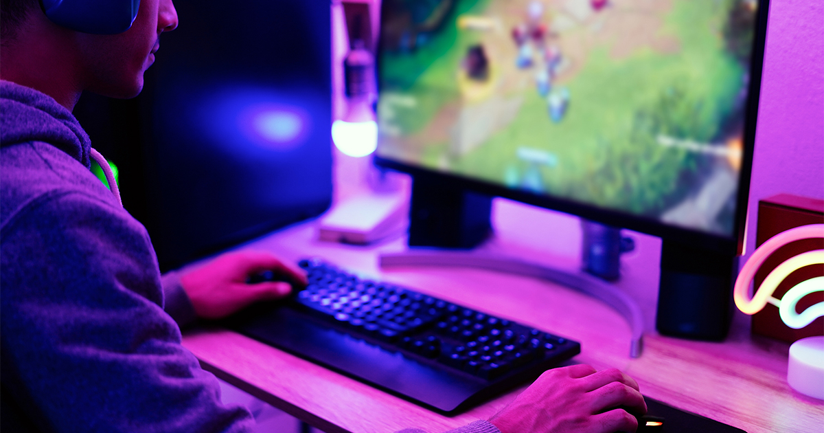 Las claves del crecimiento de Twitch: un chico con auriculares juega a un videojuego de ordenador en su habitación.